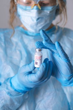 Coronavirus aşısı. Aşısı olan bir doktor. Hemşire koronavirüs aşısı tutuyor. Covid-19 'a karşı Coronavirus aşısı ampulü tutan eller..