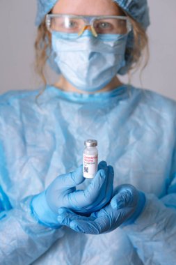 Coronavirus aşısı. Aşısı olan bir doktor. Hemşire koronavirüs aşısı tutuyor. Covid-19 'a karşı Coronavirus aşısı ampulü tutan eller..