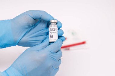Coronavirus aşısı. Aşısı olan bir doktor. Covid-19 'a karşı Coronavirus aşısı ampulü tutan eller..