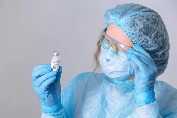 Coronavirus aşısı. Aşısı olan bir doktor. Hemşire koronavirüs aşısı tutuyor. Covid-19 'a karşı Coronavirus aşısı ampulü tutan eller..