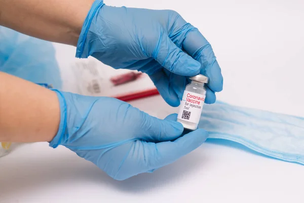 Coronavirus aşısı. Aşısı olan bir doktor. Covid-19 'a karşı Coronavirus aşısı ampulü tutan eller..