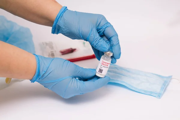 Coronavirus aşısı. Aşısı olan bir doktor. Covid-19 'a karşı Coronavirus aşısı ampulü tutan eller..