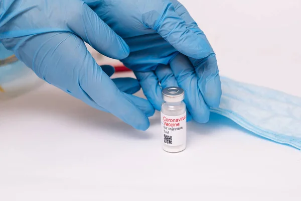 Szczepionka Przeciw Koronawirusowi Lekarz Szczepionką Ręce Ampułką Zawierającą Szczepionkę Przeciw — Zdjęcie stockowe