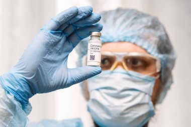 Coronavirus aşısı. Aşısı olan bir doktor. Covid-19 'a karşı Coronavirus aşısı ampulü tutan eller..