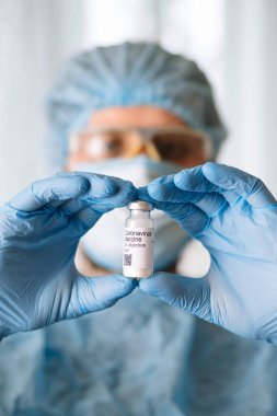 Coronavirus aşısı. Aşısı olan bir doktor. Covid-19 'a karşı Coronavirus aşısı ampulü tutan eller..