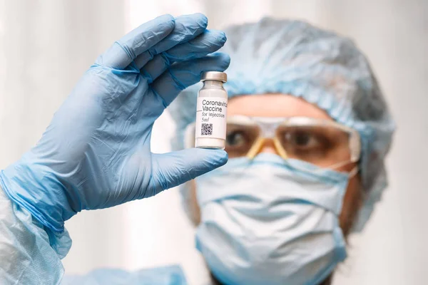 Coronavirus aşısı. Aşısı olan bir doktor. Covid-19 'a karşı Coronavirus aşısı ampulü tutan eller..