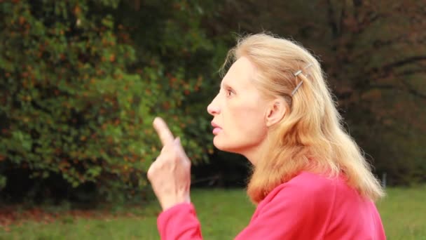 男と公園で激しく口論している女性 — ストック動画