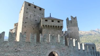 Fenis, Italia-Eylül 5. Fenis Aosta Vadisi muhteşem kale şehir duvarları ve 5 Eylül 2016 yılında Fenis üzerinde onun savunma kuleleri ile. 