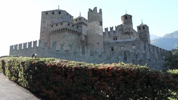 Fenis, Italia-Eylül 5. Fenis Aosta Vadisi muhteşem kale şehir duvarları ve 5 Eylül 2016 yılında Fenis üzerinde onun savunma kuleleri ile. — Stok video