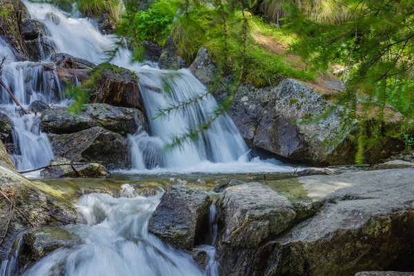 Piedmont, İtalya'daki Büyük Cennet Milli Parkı'nda bir şelalenin pırıl pırıl atlayışı