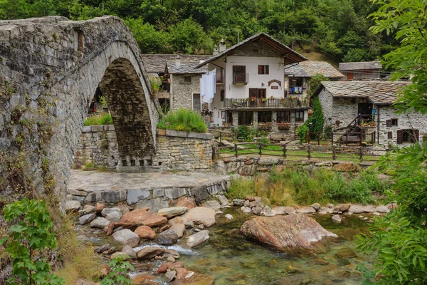 Un ponte romanico fatto di asino del 1700, typ — Foto Stock