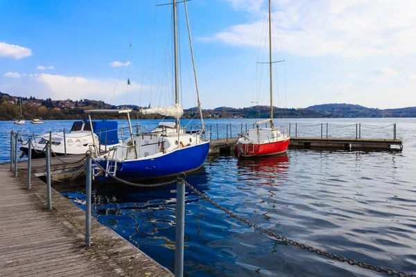 Boats anchored to the pier of Lake Viverone, it is the third   glacial largest l lake ,in Piedmont,Italy — Stock Photo, Image