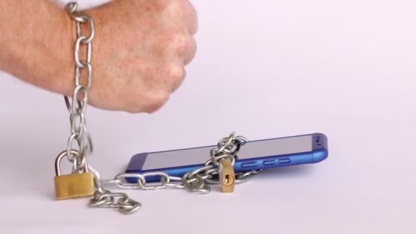 Homem Tenta Libertar Vício Seu Smartphone Abusing Seu Smartphone Cria — Vídeo de Stock