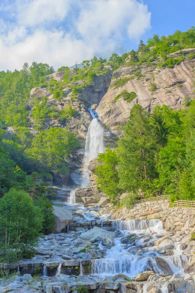 Özellikle Piedmont / İtalya 'daki Noasca Şelalesi ünlü Büyük Cennet Ulusal Parkı sınırında yer almaktadır. 32 metre yüksekliğindedir ve kayalar büyük cennet kütlesinin tipik gneisses türüdür.