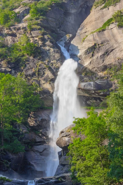 Özellikle Piedmont / İtalya 'daki Noasca Şelalesi ünlü Büyük Cennet Milli Parkı sınırında yer almaktadır. 32 metre yüksekliğindedir ve kayalar büyük cennet kütlesinin tipik gneissleridir. 