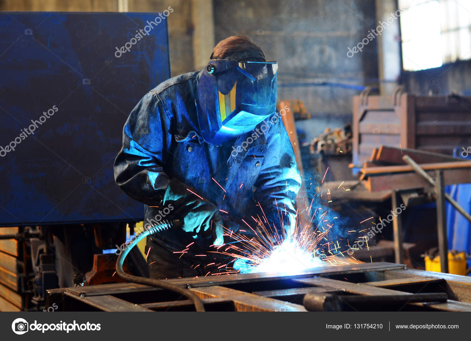 Сварщик. Сварщик дуговой сварки. Сварка металлоконструкций. Сварщик монтажник. Сварочный цех.