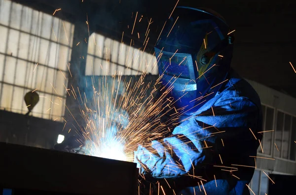 Soldadores trabajando en la fábrica de metal —  Fotos de Stock