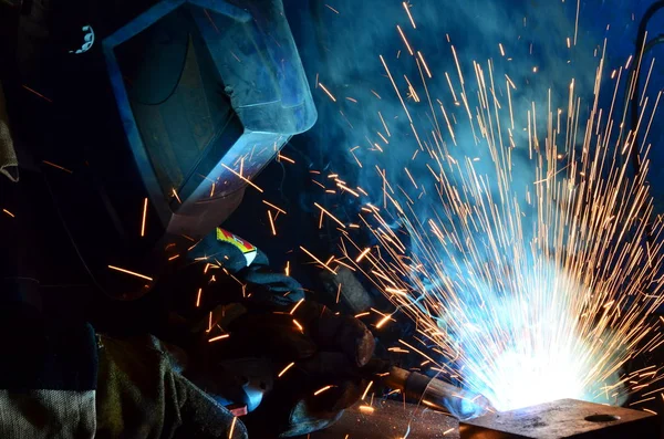 Soldadores que trabalham na fábrica feita de metal — Fotografia de Stock