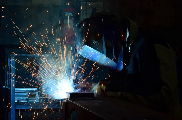 Svetsare som arbetar på fabriken tillverkade av metall — Stockfoto