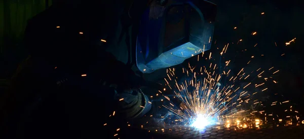 Зварювальники, що працюють на заводі, виготовлені з металу — стокове фото