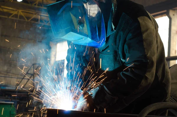 Soldadores que trabalham na fábrica feita de metal — Fotografia de Stock
