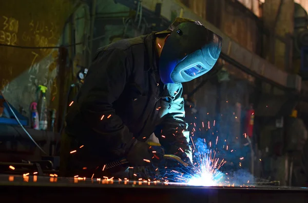 Soldadores que trabalham na fábrica feita de metal — Fotografia de Stock