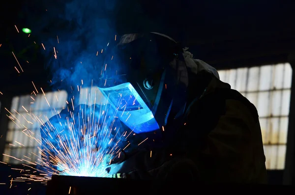 Svetsare som arbetar på fabriken tillverkade av metall — Stockfoto