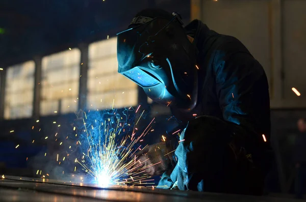 Soldadores trabajando en la fábrica de metal —  Fotos de Stock