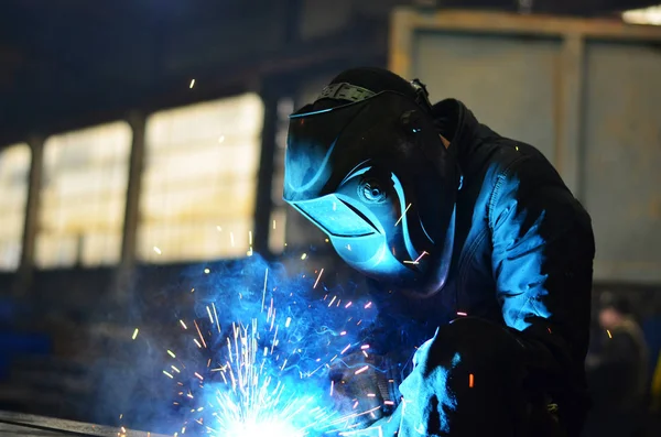 Soldadores trabajando en la fábrica de metal — Foto de Stock