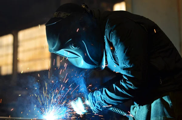 Soldadores trabajando en la fábrica de metal — Foto de Stock