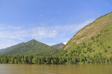 Teletskoe Gölü 'nün güzel vahşi doğası Altay.