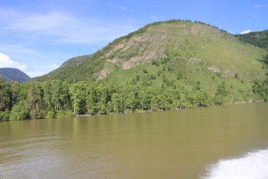 Teletskoe Gölü 'nün güzel vahşi doğası Altay.