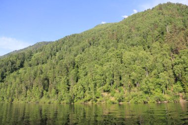 Altay dağlarında Teletskoe Gölü, Rusya