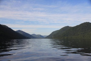Altay dağlarında Teletskoe Gölü, Rusya
