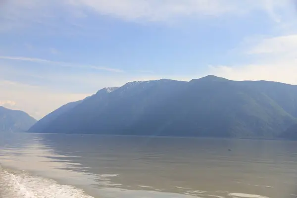 Teletskoe Gölü 'nün güzel vahşi doğası Altay.