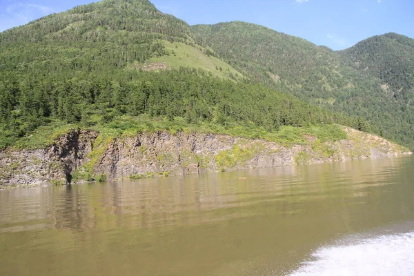 Teletskoe Gölü 'nün güzel vahşi doğası Altay.