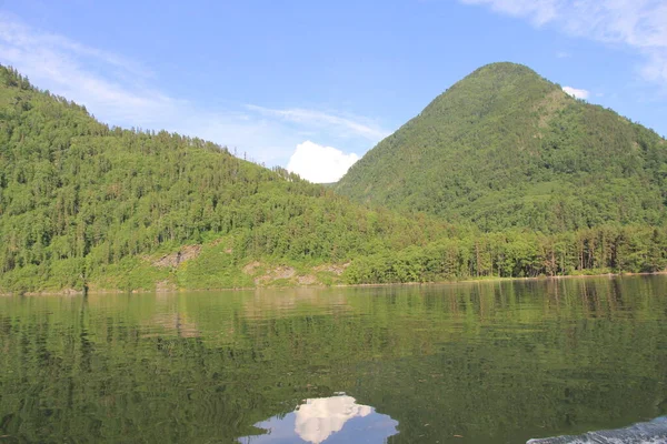 Altay dağlarında Teletskoe Gölü, Rusya 