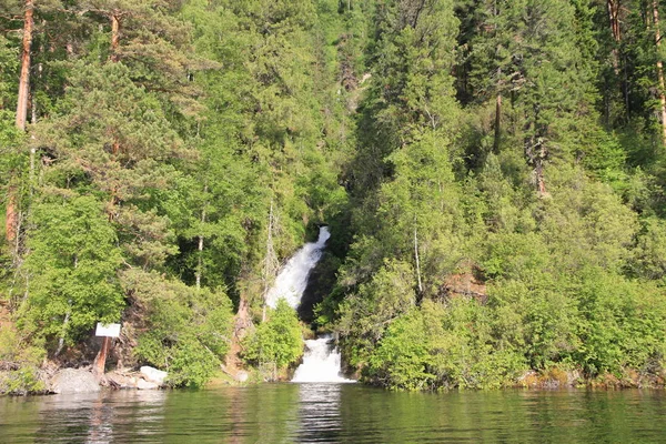 Altay dağlarında Teletskoe Gölü, Rusya