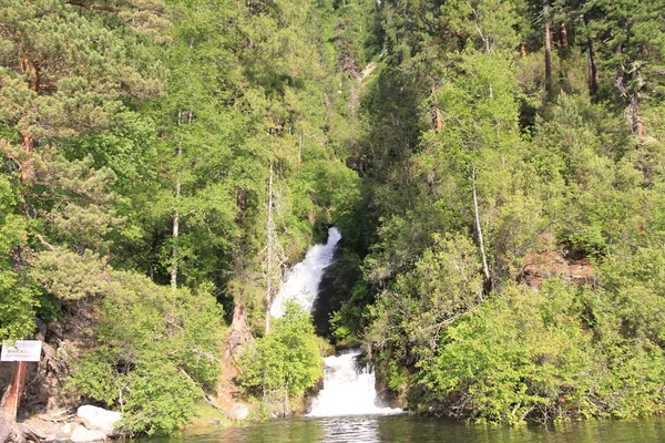 Altay dağlarında Teletskoe Gölü, Rusya