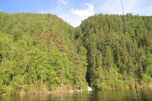 Altay dağlarında Teletskoe Gölü, Rusya