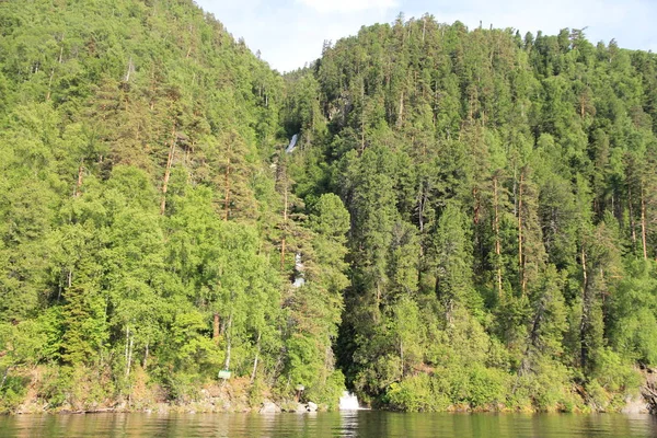Altay dağlarında Teletskoe Gölü, Rusya