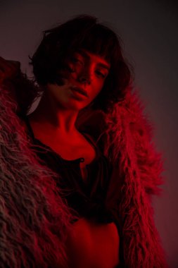 Genç moda kızı kırmızı açık renk kürk manto