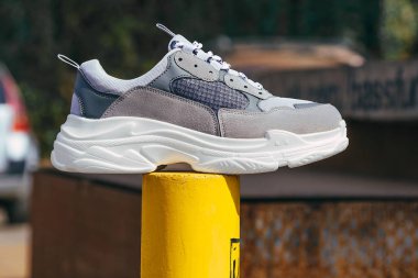 Kızlar için spor ayakkabılar. Kadın ayakkabıları. Sokak ayakkabıları 