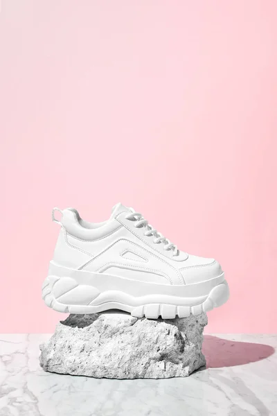 Meisje Schoenen Sneakers Roze Achtergrond Rock — Stockfoto