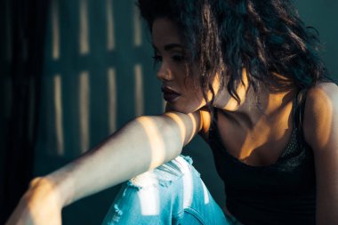 Afro-Amerikalı kız portresi. Siyah tenli, Afrikalı genç kız..