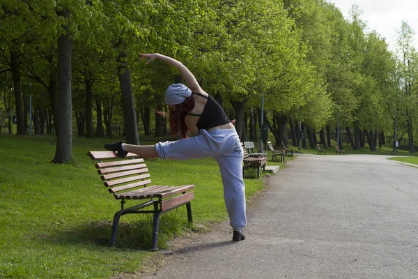 Esporte, dança e conceito de cultura urbana - bela dançarina de rua — Fotografia de Stock