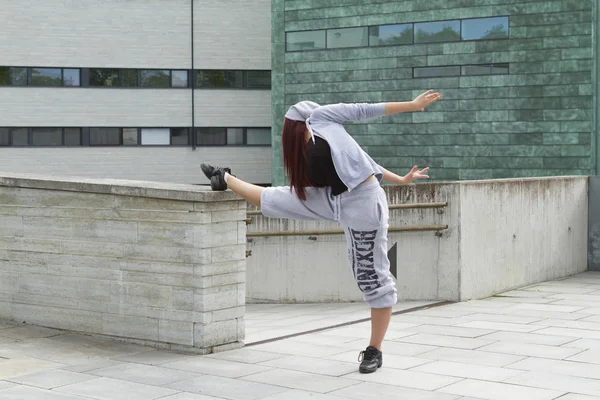 스포츠, 춤 및 도시 문화 개념-아름 다운 거리 댄서 — 스톡 사진