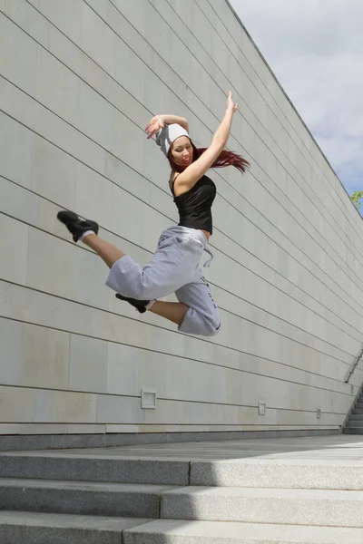 Sport, danza e cultura urbana concetto - bella ballerina di strada — Foto Stock