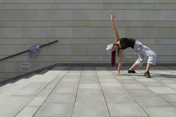 Esporte, dança e conceito de cultura urbana - bela dançarina de rua — Fotografia de Stock