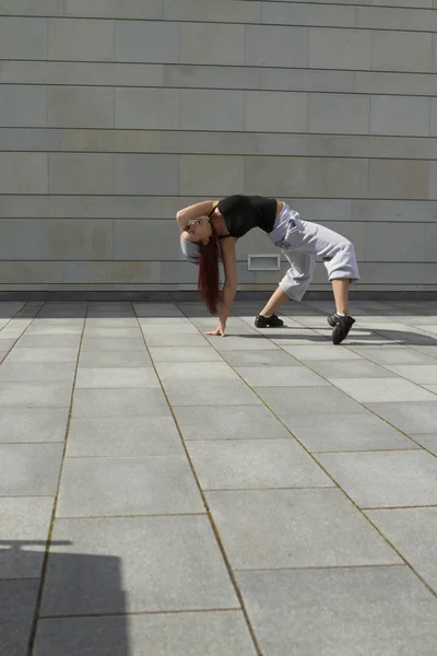 Esporte, dança e conceito de cultura urbana - bela dançarina de rua — Fotografia de Stock